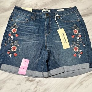 NEW W TAGS Size 6 flower embroidered jean shorts